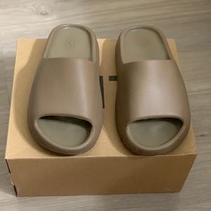 Yeezy Slides - Earth Brown
